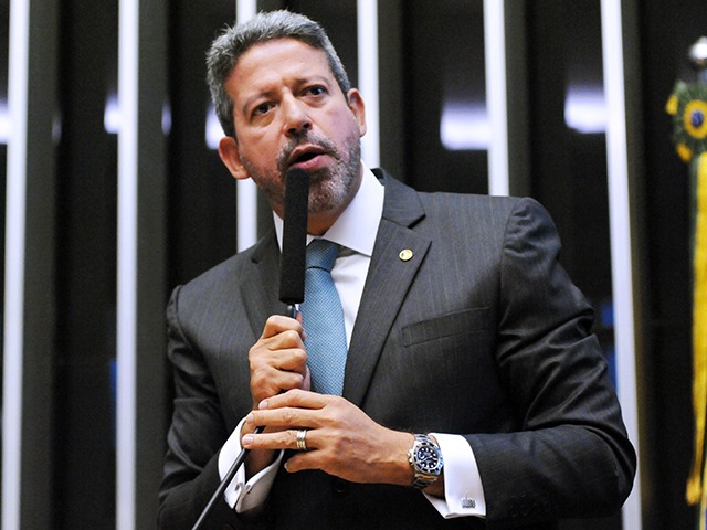 Dino suspende mais de R$ 4 bi em emendas e manda PF apurar manobra de Lira