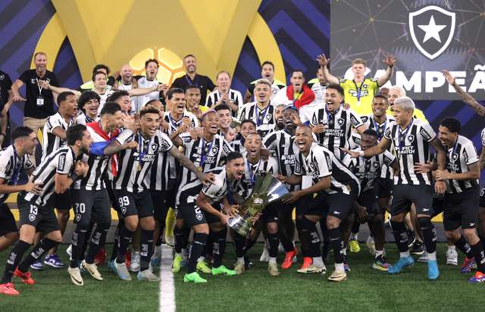 Torcida do Botafogo comemora títulos do Brasileirão e da Libertadores