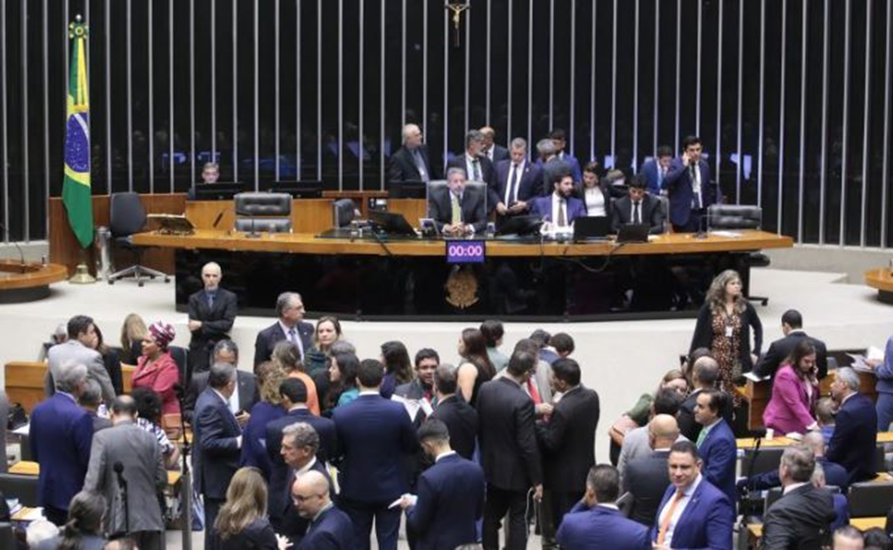 Câmara aprova parte do corte de gastos e veta volta do DPVAT