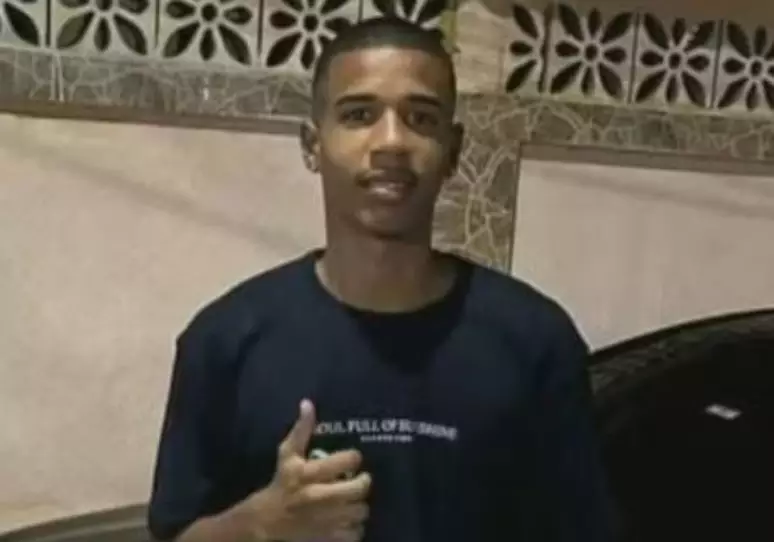 Jogador de futebol é baleado na cabeça após pisar no pé de traficante