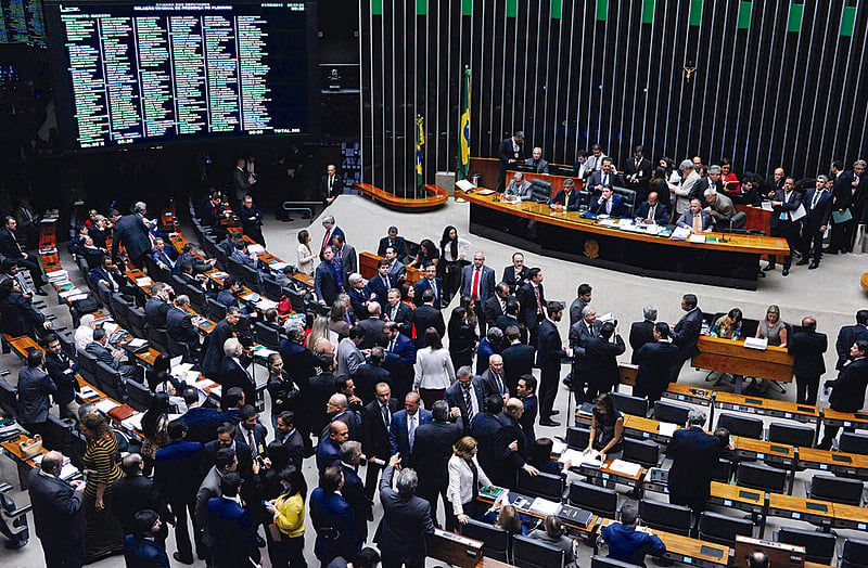 PEC que muda sistema de governo no Brasil é protocolada na Câmara