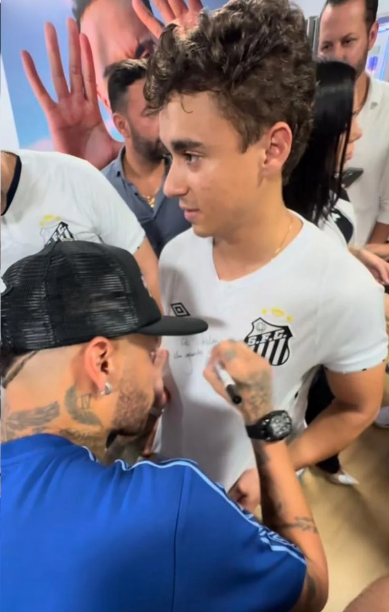 NEYMAR CUMPRIMENTA NIKOLAS FERREIRA APÓS REESTREIA PELO SANTOS