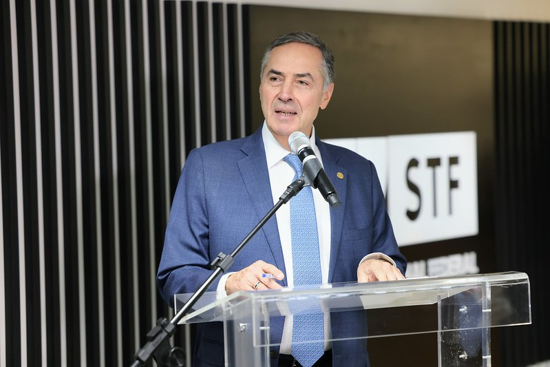 Folha acusa STF e CNJ de ‘ampliar privilégios’ a magistrados durante presidência de Barroso