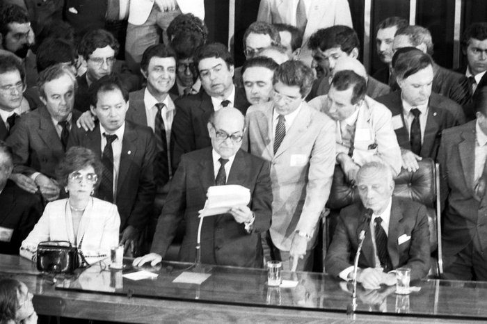 Será que com 40 anos houve redemocratização no Brasil!!!