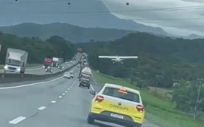 Susto na BR-101: avião faz pouso de emergência em meio aos carros na rodovia