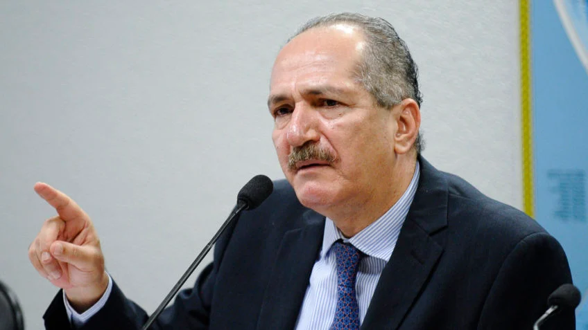 Ex-ministro de Lula fala que 8 de janeiro foi executado com objetivo de alijar Jair Bolsonaro das eleições de 2026
