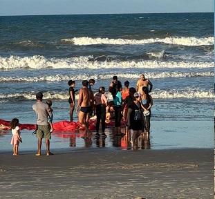 Paramotor cai e deixa dois feridos na Praia do Futuro, em Fortaleza
