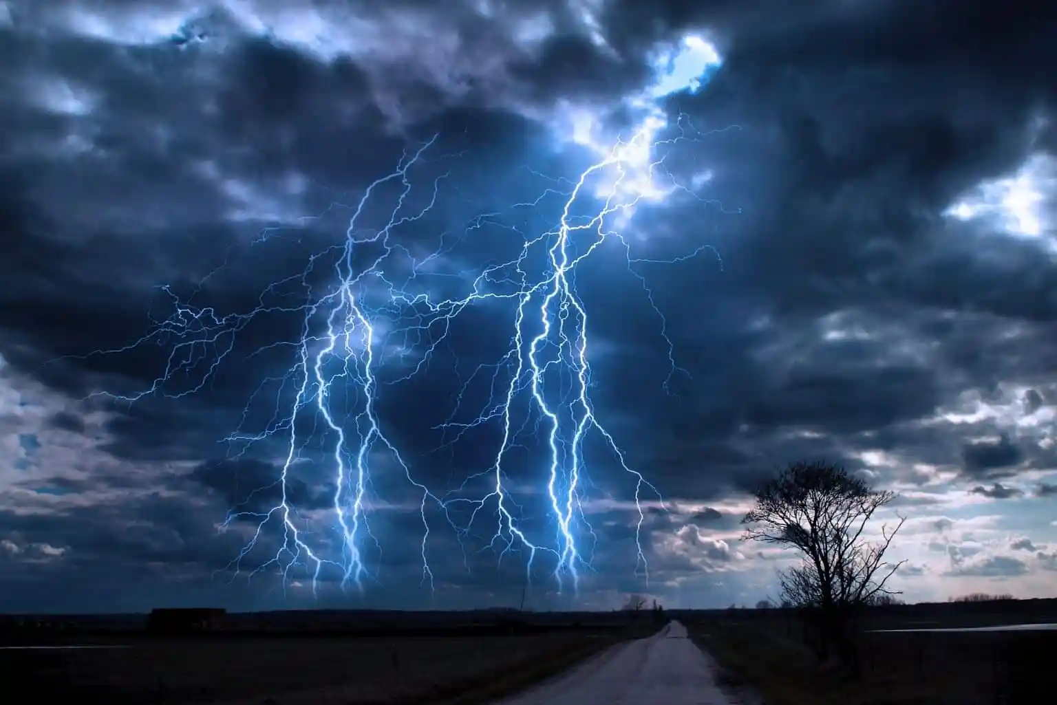 Quais os três aparelhos que sempre devem ficar desligados durante uma tempestade