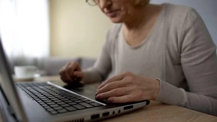 Aprender aos 60+: por que a idade não é um obstáculo para o conhecimento online