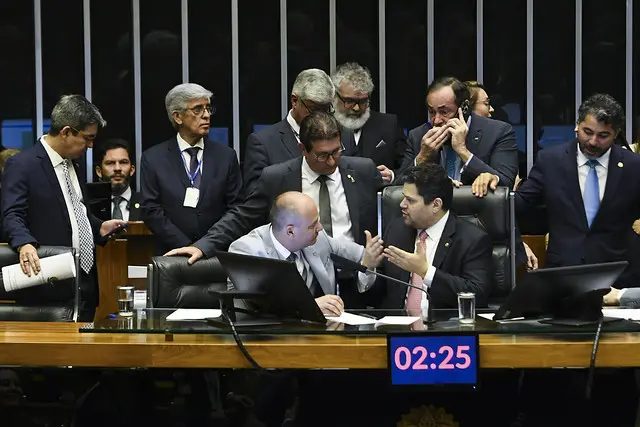 Derrubada de vetos sobre a conta de luz provoca crise entre ministros de Lula