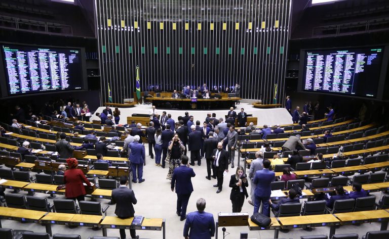 Deputados governistas e de oposição divergem sobre tarifa de Trump