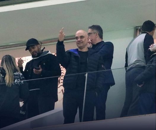 Moraes vai a clássico Corinthians x Palmeiras e faz gesto obsceno