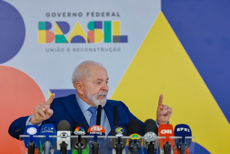 Lula critica voto de pobre em político rico: “é rico, porque já roubou”