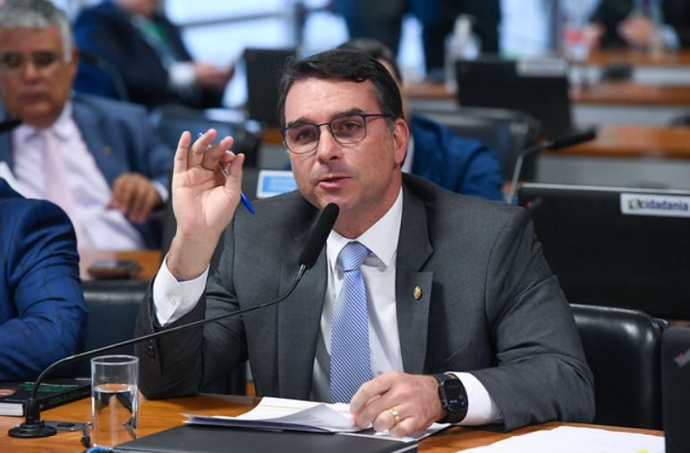 Flávio: problema com os EUA acaba se Bolsonaro estiver nas urnas