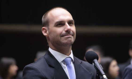 Eduardo Bolsonaro vai defender mandato em ofício a Hugo Motta