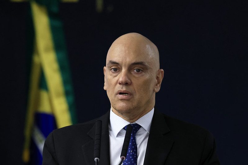 Moraes irrita ministros ao prender Bolsonaro e fica isolado na Corte